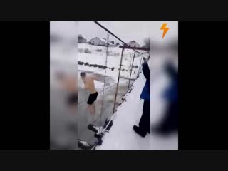 У Оршы мужчына скочыў з моста проста на лёд і ледзьве не загінуў