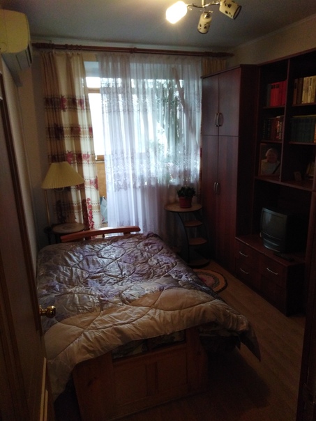 Фото: Продаётся 3-х комнатная квартира. Находится пос. Томилино, мкр. Птицефабрика, дом 32. Во всех комнатах установленны кондиционеры. Кухня с техникой остается. Прихожая остается. Удобное транспортное расположение, до станции Томилино и Панки в 20 минутах хотьбы. Два шоссе Егорьевск направление и старорязанское шоссе. Рядом пруд, магазины Пятёрка и Перекрёсток. Два детских сада и две школы. Фитнес центр (Цитрус). До метро 20 минут на общественном транспорте.<br>Квартира 60,4 м2. Кухня 10м2, комнаты (16, 12 и 9) м2. Цена 6300000 без торга.<br>Два взрослых собственника. <br>Всё вопросы по объекту по телефону 8(926)391-70-53.