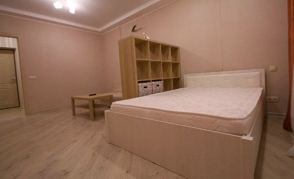Фото: Нагорная — 420 м <br>Криворожская, 29 к4 <br>Сдается уютная однокомнатная квартира, с отдельной спальной зоной и гардеробной,на длительный срок. Установлены двухтарифные счетчики электричества и счетчик отопления. В квартире сделан качественный евроремонт. Квартира укомплектована новой мебелью: полноценная двуспальная кровать, диван, плазменный ТВ, кухонный гарнитур, холодильник, варочная панель, духовой шкаф, гардеробная, кондиционер, стиральная машина, водонагреватель. Лоджия 7 м2. Заезжай и живи. Непосредственно рядом с домом имеются: парковка для а/м, остановки общественного транспорта, продуктовые магазины. Дом расположен рядом с развитой инфраструктурой. Стоимость 25 000 рублей плюс коммунальные платежи. Либо 30 000 руб все включено. Очень удобная транспортная развязка: - до центра на метро 25 минут <br>Звонить с 11.00 до 21.00 по номеру телефона - 89637188882