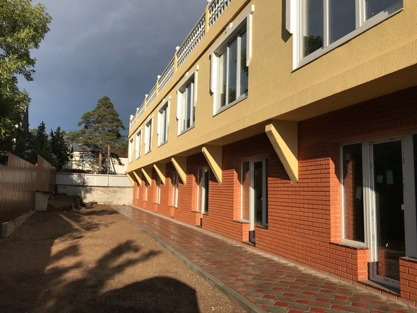 Продам двухэтажный таунхаус в Выборге, общей площадью 77,4 кв.м.. С двумя верхними террасами и земельным участком прямо У ПАРКА МОНРЕПО! Централизованное водоснабжение и канализация, электричество (15 кВт) все коммуникации уже входят в стоимость!<br>цена: 3 480 000 рублей <br>+7(921)905-59-90. Артур - фото Фото: Продам двухэтажный таунхаус в Выборге, общей площадью 77,4 кв.м.. С двумя верхними террасами и земельным участком прямо У ПАРКА МОНРЕПО! Централизованное водоснабжение и канализация, электричество (15 кВт) все коммуникации уже входят в стоимость!<br>цена: 3 480 000 рублей <br>+7(921)905-59-90. Артур