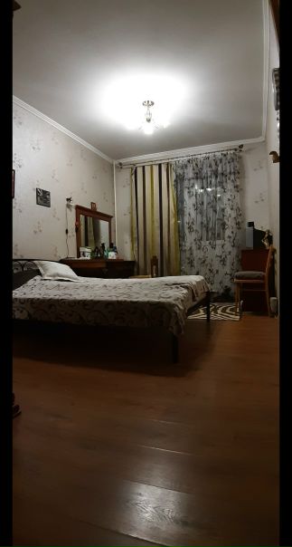 Фото: Москва. Собственник.<br>Сдаётся изолированная комната под ключ, 15 кв.м., с балконом, в двухкомнатной квартире, м.Строгино(5 минут пешком от метро). 19250 рублей+ вода/свет. Депозит разбивается на 2 части. <br>Хороший ремонт.<br>Нужна ОДНА девушка/женщина чистоплотная, работающая, без в/п, платёжеспособная, с чувством юмора, спокойная-порядочная, строго некурящая!<br>Заселение после 6 января 2019. В соседней комнате, хорошая девушка, чистоплотная, самостоятельная, уважает личное пространство.<br>Агентам не звонить!!!<br>Проживание без хозяев. Без посредников, пишите в личку.<br>Татьяна 8(925) 068-58-53<br><br> Лелётко