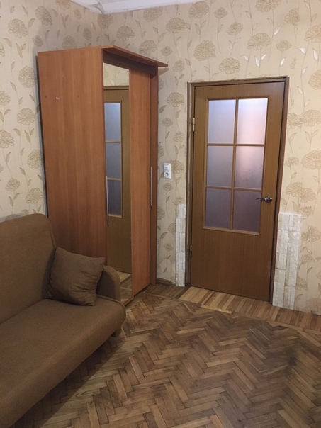Фото: Сдам изолированную комнату 11 м2, в трехкомнатной квартире, м. Октябрьское поле, от метро 5 мин.спокойным шагом. 1-й этаж, но довольно высокий, это сталинка. <br>В квартире все комнаты изолированные. С/у раздельный, в ванной душевая кабина. <br>В каждой комнате по одной девушке. Бытовая техника в наличии. <br>Мы работаем, офисные работники, с графиком 5/2. <br>Кого ищу: спокойную, аккуратную девушку/женщину без в/п. (у нас не курят). Готовую поддерживать чистоту и порядок в квартире, это обязательно. <br>У нас очень тихо и спокойно. Посторонних людей не бывает, дом для отдыха и восстановления сил ) <br>По оплате: 16 000 +16 000 депозит + счетчики и wi-fi (500-600 рублей с человека). <br>Заселение возможно со 01.02.19 г. <br>Знакомство с хозяйкой квартиры обязательно. <br>Пишите, спрашивайте, несколько слов о себе пожалуйста.