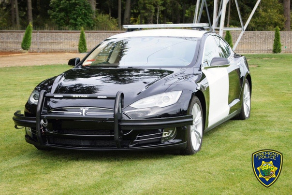 Полицейская Tesla выходит на испытания в США Полицейский департамент калифорнийского города Фримонт того самого, где находится основной завод Теслы, сообщил о начале пилотной программы по
