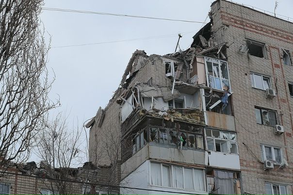 Фото: Сегодня в многоэтажном доме в Ростовской области произошел взрыв газа <br>В результате взрыва бытового газа в многоэтажном доме в городе Шахты Ростовской области обрушились два этажа, сообщает «Интерфакс» со ссылкой на МЧС. Под завалами остаются шесть человек. По информации МЧС, погиб один человек, семеро спасены, пострадали восемь. Спасатели извлекли из-под обломков живого двухлетнего ребенка и его мать. <br> <br>«На девятом и восьмом этажах девятиэтажного дома обрушения. Информация о пострадавших уточняется», — сообщил собеседник ТАСС. Бытовой газ взорвался в доме № 16 на улице Хабарова — предварительно на девятом этаже, уточняет МЧС. Всего в доме 72 квартиры, повреждены четыре. На седьмом этаже треснули стены. <br> <br>Из здания эвакуированы 140 жильцов. К месту происшествия выехал губернатор Ростовской области Василий Голубев. <br> <br>Источник «Интерфакса» отмечает, что причиной хлопка стали нарушения при эксплуатации газового оборудования. В аварийно-диспетчерской службе полагают, что взорвался газовый баллон.