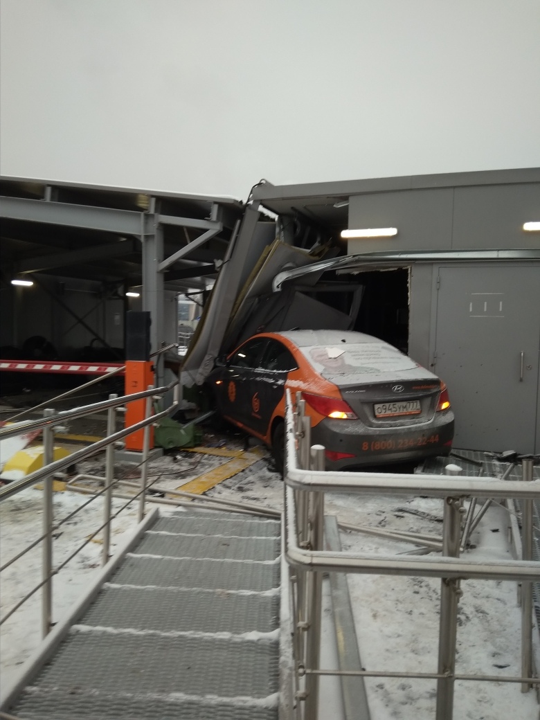 Каршеринговый автомобиль на полной скорости влетел в пост охраны "Газпром Арены"(фото)