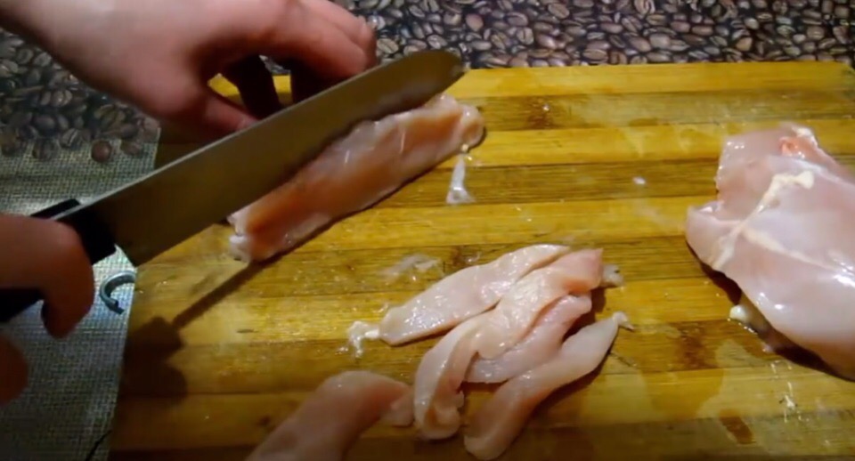 Как сделать салат цезарь с курицей и сухариками в домашних условиях. Смотреть фото Как сделать салат цезарь с курицей и сухариками в домашних условиях. Смотреть картинку Как сделать салат цезарь с курицей и сухариками в домашних условиях. Картинка про Как сделать салат цезарь с курицей и сухариками в домашних условиях. Фото Как сделать салат цезарь с курицей и сухариками в домашних условиях