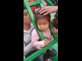Бедняжка! Вот как спасали девочку на детской площадке в Линьи