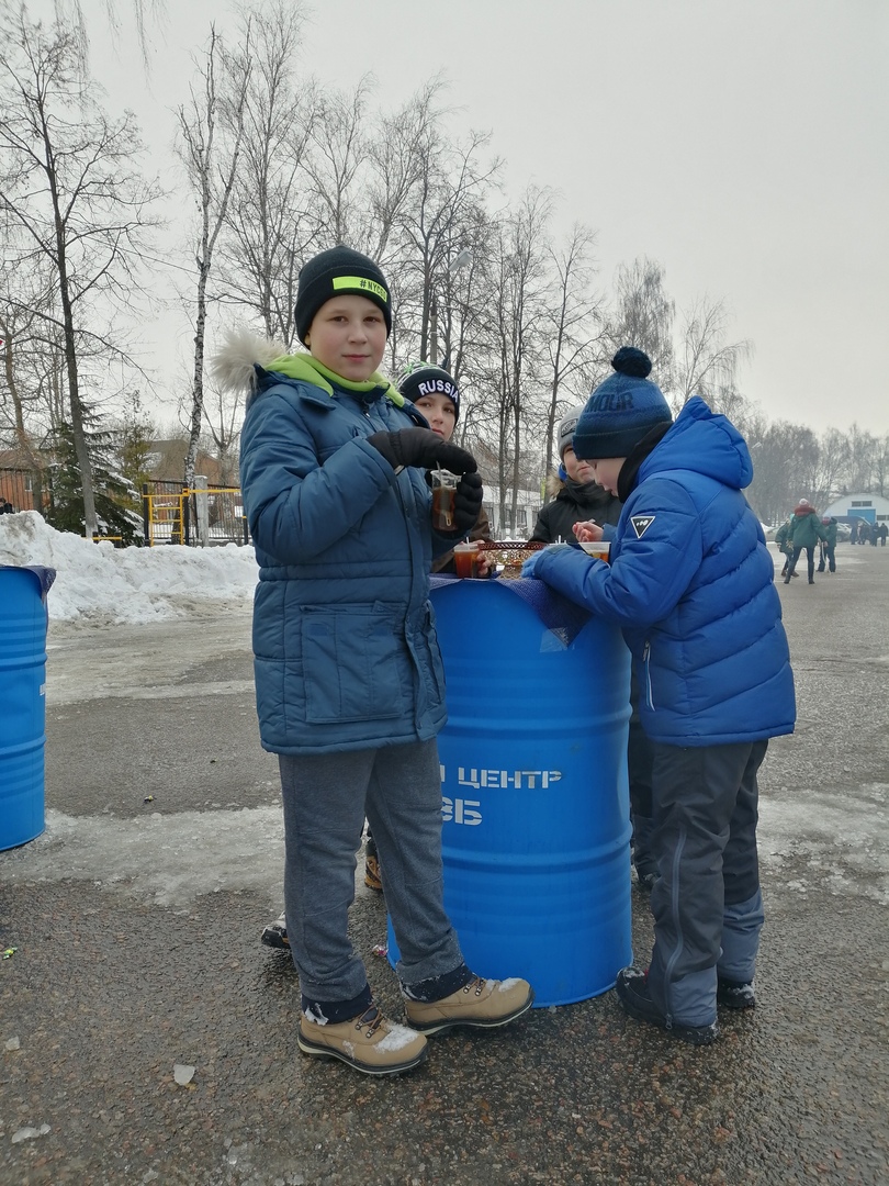 На правах спонсора коллектив Шинного центра МВБ согревал всех желающих горячим чаем. На правах спонсора коллектив Шинного центра МВБ согревал всех желающих горячим чаем.