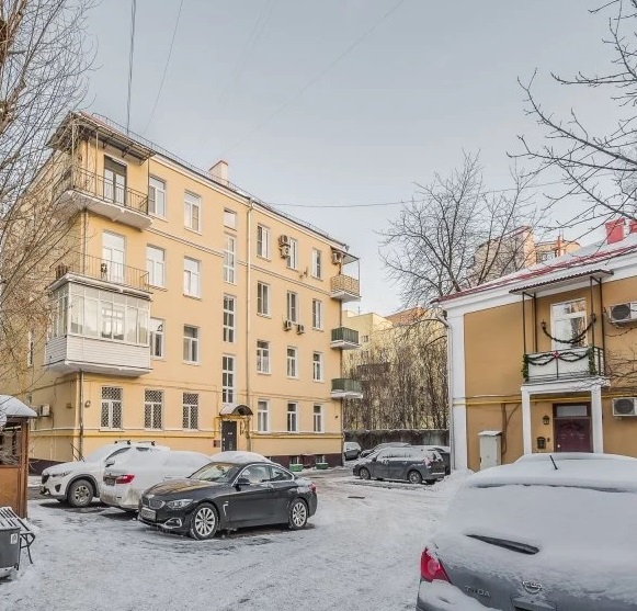 Продаю 3-х комнатную квартиру в центре Москвы на 1 этаже 4 этажного кирпичного дома в Воротниковском переулке . Общая площадь 70 м2, жилая 45 м2, кухня 9 м2. Комнаты изолированы, санузел раздельный, в квартире сделан косметический ремонт. Высота потолков - 3 м. Квартира светлая, просторная.Окна выходят во двор. Сталинский дом. Дом находится в тихом дворике в центре Москве. Территория охраняется. Рядом с домом вся необходимая инфраструктура: детские сады, школы, магазины, театры, музей, рестораны, парки. <br>2 собственника более 5 лет. <br>До метро Маяковская 10 минут пешком. <br> <br>цена 38 000 000 р<br> <br>+7 977 101 75 95 - фото Фото: Продаю 3-х комнатную квартиру в центре Москвы на 1 этаже 4 этажного кирпичного дома в Воротниковском переулке . Общая площадь 70 м2, жилая 45 м2, кухня 9 м2. Комнаты изолированы, санузел раздельный, в квартире сделан косметический ремонт. Высота потолков - 3 м. Квартира светлая, просторная.Окна выходят во двор. Сталинский дом. Дом находится в тихом дворике в центре Москве. Территория охраняется. Рядом с домом вся необходимая инфраструктура: детские сады, школы, магазины, театры, музей, рестораны, парки. <br>2 собственника более 5 лет. <br>До метро Маяковская 10 минут пешком. <br> <br>цена 38 000 000 р<br> <br>+7 977 101 75 95