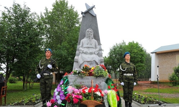 в селе буб, в 200 км от перми, установлен памятник простой крестьянке матрене ивановне. во время войны, чтобы помочь фронту, она продала все что имела.простая крестьянка вместе со своим мужем