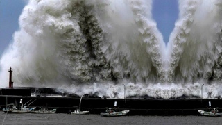 Crazy Typhoon JEBI in Osaka, Japan (Sept 4, 2018)