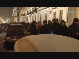 Сотни пар выстроились в очередь у Дворца бракосочетаний на Английской набережной