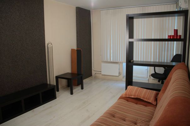 Без комиссии.<br><br>2-к квартира, 45 м, 3/5 эт.<br>Арендная плата: 40 000 руб. в месяц + полная коммуналка по ЕПД . <br>Залог 40 000 руб, без комиссии. <br><br>Квартира освободиться с 01.02.2017<br><br>Город:Москва<br>Метро: Перово 700 м<br>Добрый день, предлагаю Вашему вниманию 2х-комнатную квартиру в 5-10 минутах от метро Перово, в хорошем состоянии. 45кв.м, 3/5 эт. Сдаю напрямую от собственника в первый раз.<br>Район с развитой инфраструктурой.<br><br>1) Крытый балкон<br>2) WI-FI (Провайдер ONLIME)<br>3) Кондиционер LG<br>4) Бойлер на случаи профилактического отключения воды<br>5) Ванная ROCA<br>6) Стиральная машинка Samsung<br>7) Газовая варочная панель BOSCH<br>8) Вытяжка Electrolux<br>9) Встроенный холодильник LG<br>10) Микроволновая печь AEG<br>11) Электрический чайник<br>12) Новая сантехника<br><br>Ссылка на видео: лицо : 8-925-220-20-40 Андрей.<br><br>Звонить с 10-00 до 01-00<br><br> Кимов - фото Фото: Без комиссии.<br><br>2-к квартира, 45 м, 3/5 эт.<br>Арендная плата: 40 000 руб. в месяц + полная коммуналка по ЕПД . <br>Залог 40 000 руб, без комиссии. <br><br>Квартира освободиться с 01.02.2017<br><br>Город:Москва<br>Метро: Перово 700 м<br>Добрый день, предлагаю Вашему вниманию 2х-комнатную квартиру в 5-10 минутах от метро Перово, в хорошем состоянии. 45кв.м, 3/5 эт. Сдаю напрямую от собственника в первый раз.<br>Район с развитой инфраструктурой.<br><br>1) Крытый балкон<br>2) WI-FI (Провайдер ONLIME)<br>3) Кондиционер LG<br>4) Бойлер на случаи профилактического отключения воды<br>5) Ванная ROCA<br>6) Стиральная машинка Samsung<br>7) Газовая варочная панель BOSCH<br>8) Вытяжка Electrolux<br>9) Встроенный холодильник LG<br>10) Микроволновая печь AEG<br>11) Электрический чайник<br>12) Новая сантехника<br><br>Ссылка на видео: лицо : 8-925-220-20-40 Андрей.<br><br>Звонить с 10-00 до 01-00<br><br> Кимов