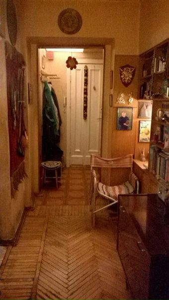 Фото: Собственники 4х-комнатной квартиры в центре Москвы. <br>Порядочная творческая Семья из трёх человек (мама, папа, дочь-студентка) предлагают снимать комнату молодой, порядочной девушке-студентке.<br>Изолированная комната 13,5 м^2. Окно с выходом во двор. Комфортные условия для проживания: wi-fi, раздельный сан-узел, стиральная машина, микроволновка и т.д. <br>Ежемесячная оплата - 22000р + 3000р за коммунальные услуги. Без депозита. <br>Рядом 3 станции метро: Кропоткинская, Смоленская, Арбатская в 7-ми минутах + исторический центр Москвы с развитой инфраструктурой. <br>Звоните по телефону 8915-244-07-61, Сергей. С 14:00 до 19:00.