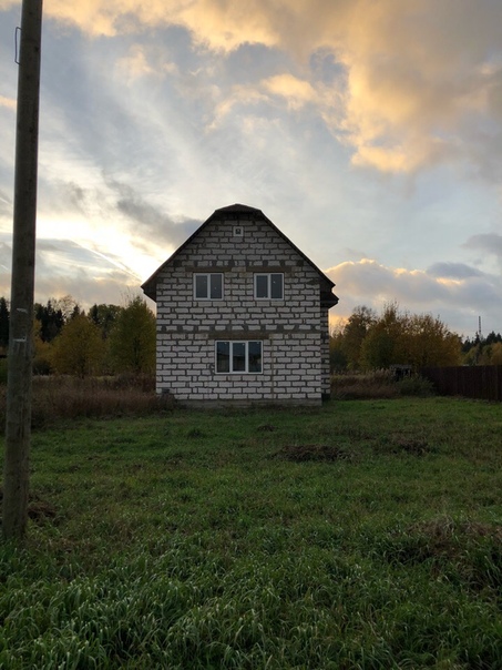 Санкт-Петербург!!!Продам дом в д.Черемыкино,небольшой дом с очень удобной планировкой.Подойдет как для дачи так и для постоянного проживания.дом без отделки,поставлена «коробка» с крышей,дверью,окнами,без внутренней и внешней отделки.фундамент плита.2 этажа+чердак,на чердаке можно обустроить ещё одну спальню.С одной стороны зелёная полоса,с другой соседи и ещё пустой участок(можно увеличить до 20 соток)Электричество 15квт.От города 15 мин на машине,отличной транспортное сообщение,рядом магазины,остановки общественного транспорта.<br>89217616781 - фото Фото: Санкт-Петербург!!!Продам дом в д.Черемыкино,небольшой дом с очень удобной планировкой.Подойдет как для дачи так и для постоянного проживания.дом без отделки,поставлена «коробка» с крышей,дверью,окнами,без внутренней и внешней отделки.фундамент плита.2 этажа+чердак,на чердаке можно обустроить ещё одну спальню.С одной стороны зелёная полоса,с другой соседи и ещё пустой участок(можно увеличить до 20 соток)Электричество 15квт.От города 15 мин на машине,отличной транспортное сообщение,рядом магазины,остановки общественного транспорта.<br>89217616781