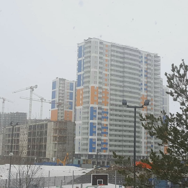 Фото: Продам квартиру в СПб!<br>Престижный Приморский район <br>Преимущества комплекса:<br>-— Закрытая территория<br>-— Юнтоловский лесопарк <br>-— Удобный выезд на ЗСД и кольцевую автодорогу<br>-— Рядом с комплексом будут построены 4 школы и 6 детских садов<br>-— В состав комплекса входит многоэтажный паркинг<br>-— Квартиры сдаются как с полной отделкой так и с подготовкой под отделку<br>-— Одни из самых интересных цен в данном районе<br>-— Колясочные в каждом подъезде<br>— Вокруг комплекса будут высажены взрослые деревья<br>-— Множесто квартир имеют видовые характеристики на парк<br>Цены<br>Студии от 1,9 млн.руб <br>1-к квартиры от 2,7 млн.руб <br>2-к квартиры от 4,7 млн.руб <br>Все планировки и цены в наличии <br>Звоните +7(921)792-8661<br>#куплюквартируспб <br>#продамквартируспб <br>#риелторспб <br>#новостройкиспб