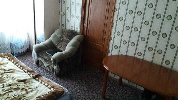 Фото: Всем привет!<br>Сдаётся смежная (проходная)комната одной хорошей девушке) Цена-14500 +100интернет,к/у включены в стоимость.Без залога и депозита.<br><br>Семь минут пешком от метро Пражская.<br>В комнате есть шкаф для одежды, в диване ящики для хранения вещей, вместительный прикроватный столик и большой стол для учёбы.<br>В соседних комнатах живут две работающие, чистоплотные и адекватные девушки .Живём дружно, соблюдаем границы друг друга и хотим того же.<br>Заселение с 5го января.<br><br> Баринова