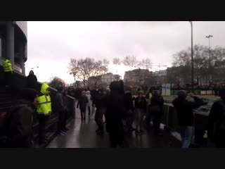 Larrivée des #FoulardsRouges à la Bastille. Laccueil par des #GiletsJaunes
