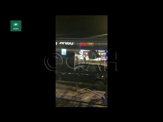 Машина протаранила остановку на Новом Арбате: ФАН публикует видео с места ЧП