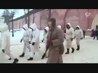 В Новгороде очередное победобесие. По городу под конвоем водили “пленных немцев”.