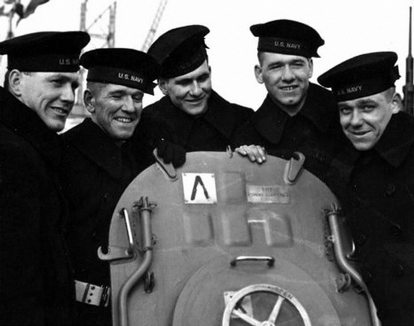 Пятеро братьев Салливан на палубе крейсера «Джуно» На американском крейсере «Джуно» (Juneau) служили пять братьев Салливан – (слева направо) Джозеф, Фрэнсис, Альберт, Мэдисон и Джордж, от 20 до