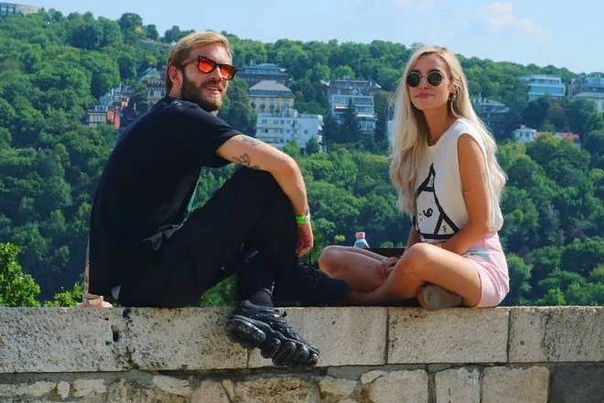 PewDiePie PewDiePie (ПьюДиПай) видеоблогер, известность которому принес популярный канал на YouTube. Геймер получает доход, используя возможности интернет-технологий. В 2014 году по версии
