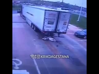 У нас много дальнобойщиков. Будьте пожалуйста внимательны братья в подобных ситуациях ☝️ Дай Аллагь с ним все в порядке.