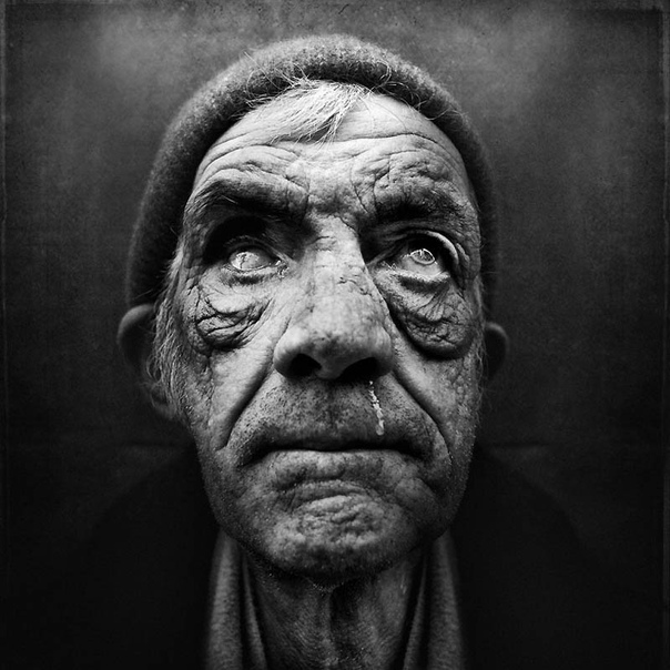 Портреты бездомных от фотографа Ли Джеффриса В 2008 году бухгалтер и начинающий фотограф Ли Джеффрис приехал в Лондон, чтобы участвовать в марафоне. За день до марафона он решил погулять по