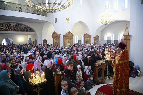 Разница между исламом и христианством Христианство и ислам относятся к наиболее распространенным на земле верованиям. Каждый человек волен следовать вере предков. И то, что свято одним, не может