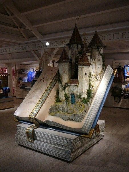 В одном из книжных магазинов Нидерландов.