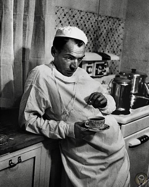 Сельский врач 1948 г. Сельский доктор Ernest Ceriani, единственный врач на 1200 квадратных миль региона, после неудачной операции кесарева сечения, в ходе которой из-за осложнений погибли мать и