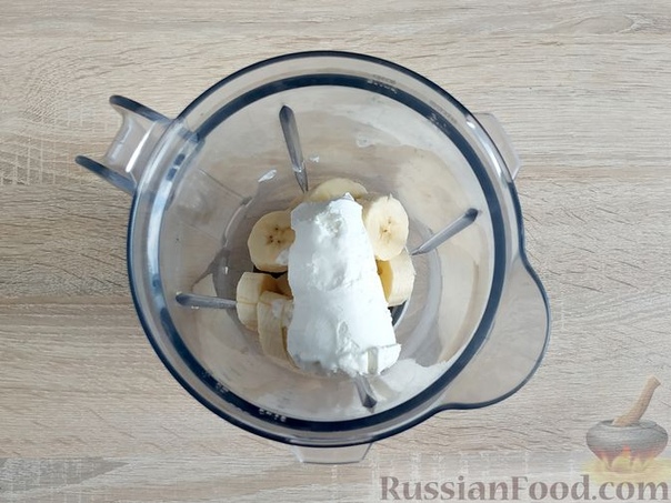 Молочный коктейль с бананом и мороженым Банан - 1 шт. (вес мякоти - 130 г) Мороженое сливочное - 100 г Молоко - 150 млБанан почистите. Мякоть банана нарежьте кружочками. Переложите нарезанный