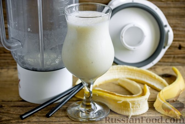 Молочный коктейль с бананом и мороженым Банан - 1 шт. (вес мякоти - 130 г) Мороженое сливочное - 100 г Молоко - 150 млБанан почистите. Мякоть банана нарежьте кружочками. Переложите нарезанный