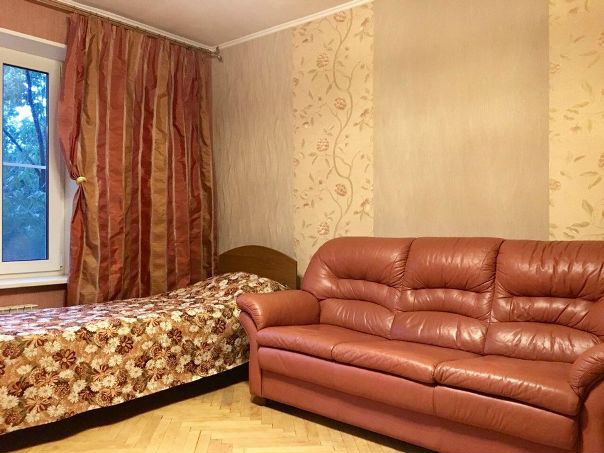 МОСКВА. М.Кунцевская, 4 минуты пешком от метро, ул.Молдавская 2/2. Синяя или голубая ветка метро, 10 минут до центра Москвы. <br>Отличный район с магазинами и хорошим парком в шаговой доступности<br><br>Сдаётся на длительный срок большая изолированная комната в трехкомнатной квартире. <br>Вся бытовая техника, посуда и мебель. Из мебели - мягкая мебель в гостиной, кровать. Стиральная машина, микроволновка, холодильник. <br><br>Ищем строго одну девушку РФ 22-32 лет, без животных. Любим наших меньших сильно, но боимся появления аллергии у соседок <br><br>В двух других комнатах живёт по одной девушке. Атмосфера в квартире дружеская, уважаем личное пространство каждого! <br><br>Сдаёт собственник. Без комиссии, 21000 р в месяц+свет и вода по счётчикам. Депозит 21000 р.<br><br>Будем вас ждать!<br> - фото Фото: МОСКВА. М.Кунцевская, 4 минуты пешком от метро, ул.Молдавская 2/2. Синяя или голубая ветка метро, 10 минут до центра Москвы. <br>Отличный район с магазинами и хорошим парком в шаговой доступности<br><br>Сдаётся на длительный срок большая изолированная комната в трехкомнатной квартире. <br>Вся бытовая техника, посуда и мебель. Из мебели - мягкая мебель в гостиной, кровать. Стиральная машина, микроволновка, холодильник. <br><br>Ищем строго одну девушку РФ 22-32 лет, без животных. Любим наших меньших сильно, но боимся появления аллергии у соседок <br><br>В двух других комнатах живёт по одной девушке. Атмосфера в квартире дружеская, уважаем личное пространство каждого! <br><br>Сдаёт собственник. Без комиссии, 21000 р в месяц+свет и вода по счётчикам. Депозит 21000 р.<br><br>Будем вас ждать!<br>