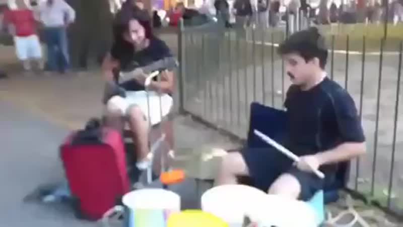 дайте ему уже настоящие барабаны