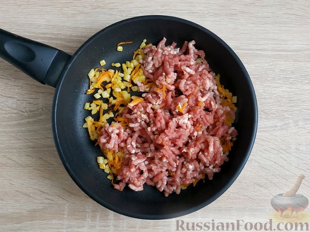 Сырный суп с фаршем Фарш мясной (любой, у меня свино-говяжий) - 250 г Картофель - 400 г Морковь - 0,3 шт. Лук репчатый - 0,5 шт. Сыр плавленый - 100 г Томатная паста - 0,5 ст.л. Чеснок - 1