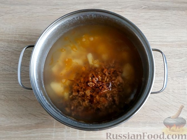 Сырный суп с фаршем Фарш мясной (любой, у меня свино-говяжий) - 250 г Картофель - 400 г Морковь - 0,3 шт. Лук репчатый - 0,5 шт. Сыр плавленый - 100 г Томатная паста - 0,5 ст.л. Чеснок - 1