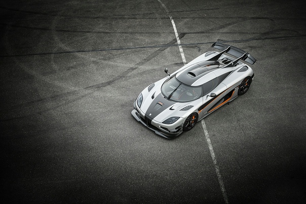 Очень редкие : 2014 oenigsegg One:1 Класс: prototype Тип кузова: 2-door coupe Двигатель: V8 5.0 L twin-turbo Мощность: 1360 л.с. Крутящий момент: 1371 Н·м КПП: DCT-7 Привод: задний Компоновка: