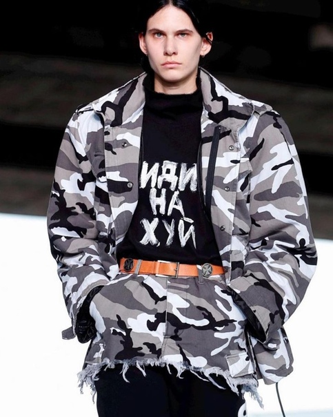 Новинка из зимней коллекции Vetements - футболка с надписью Иди на х*й за 20 тысяч рублей Бренд Vetements, отличившийся коллекцией из флагов России, США, Турции и Украины, а также сапогами из