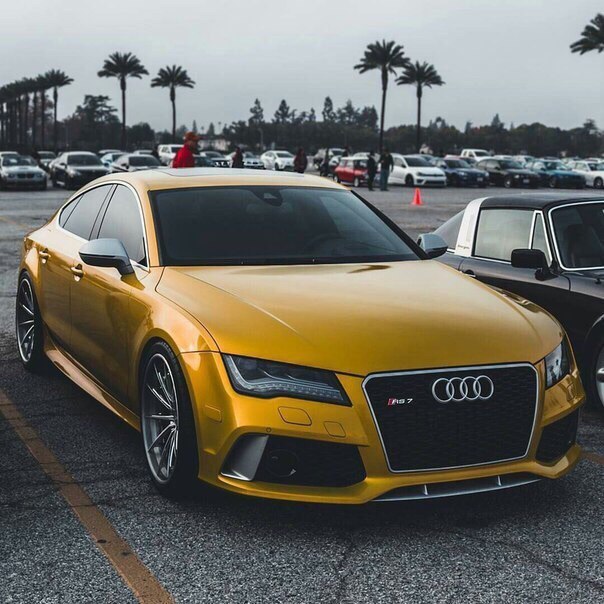 Золотая Audi RS7