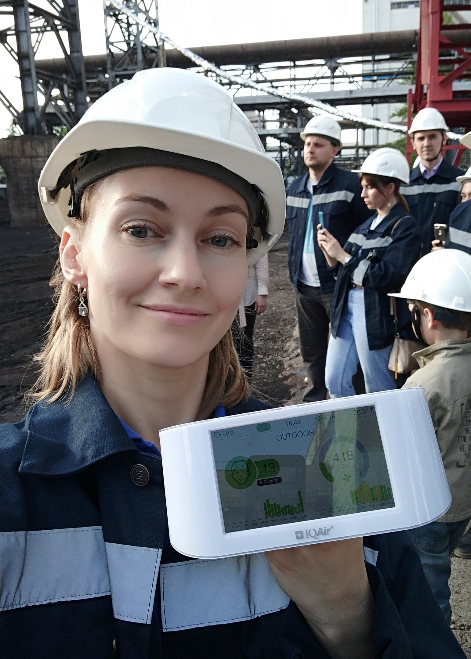 Всё в норме. Оба человечка на фото улыбаются Всё в норме. Оба человечка на фото улыбаются