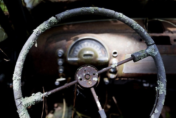 Old Car City лес, заполненный автомобильной классикой В штате Джорджия, на юго-востоке США, обычный дед по имени Уолтер Дин Льюис владеет Old Car City крупнейшим музеем антикварных автомобилей.