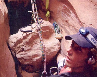 Весной 2003 года американский альпинист, инженер по профессии Арон Ральстон попал в непростую ситуацию В одном из каньонов штата Юта ему пришлось провести пять суток и семь часов с правой рукой,
