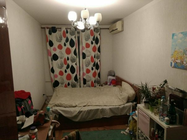 Изолированная комната (17 кв.м.) в 2-к квартире рядом с м.Динамо /Петровский парк (8 мин. пешком или 1 мин. на автобусе), до м. Белорусская 12 мин. пешком /3 мин на автобусе. Состояние хорошее, в квартире есть стиральная машина, посудомоечная машина, микроволновка. <br>22000 + к/у и интернет (обычно около 800р). Депозит 20000, можно разбить на 2 месяца. <br>Освобождается 30 декабря. <br>В соседней комнате живу я один (снимаю). Срочно ищу соседа (или семейную пару), желательно некурящего (в квартире курить нельзя) и до 30 лет, готового совместными усилиями поддерживать чистоту, без детей и животных. Сам люблю тишину, шумных ночных тусовок не приветствую, но непротив гостей. Просмотр в будние после 19.00, в выходные в любое время. Подробности в ЛС<br><br> Usachev - фото Фото: Изолированная комната (17 кв.м.) в 2-к квартире рядом с м.Динамо /Петровский парк (8 мин. пешком или 1 мин. на автобусе), до м. Белорусская 12 мин. пешком /3 мин на автобусе. Состояние хорошее, в квартире есть стиральная машина, посудомоечная машина, микроволновка. <br>22000 + к/у и интернет (обычно около 800р). Депозит 20000, можно разбить на 2 месяца. <br>Освобождается 30 декабря. <br>В соседней комнате живу я один (снимаю). Срочно ищу соседа (или семейную пару), желательно некурящего (в квартире курить нельзя) и до 30 лет, готового совместными усилиями поддерживать чистоту, без детей и животных. Сам люблю тишину, шумных ночных тусовок не приветствую, но непротив гостей. Просмотр в будние после 19.00, в выходные в любое время. Подробности в ЛС<br><br> Usachev