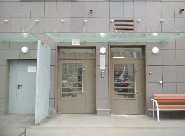 Фото: Сдам студию от собственника в новом доме в Кудрово.<br>До метро 35мин пешком,на маршрутке 10мин <br>Отличный ремонт,светлана уютная комната,балкон с видом на парк внутри двора фонтан.Много детских игровых площадок,школа,детский сад,большой торговый центр 