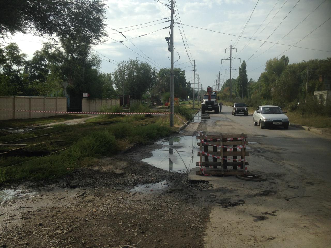 В Таганроге на ул.Толбухина рядом с трамвайными рельсами обрушился коллектор, «двойка» не ходит