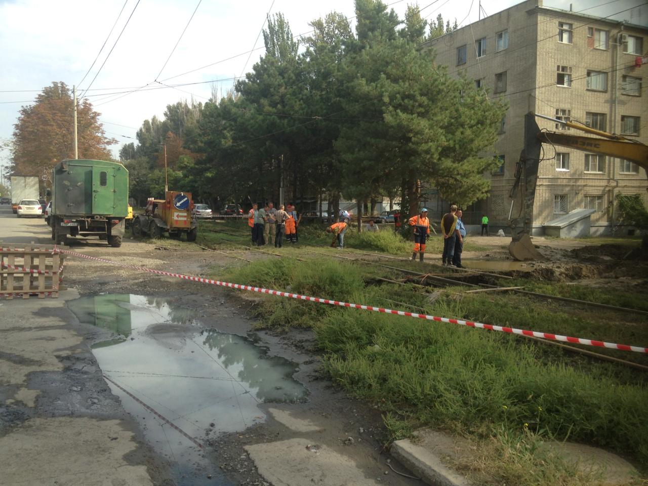 В Таганроге на ул.Толбухина рядом с трамвайными рельсами обрушился коллектор, «двойка» не ходит