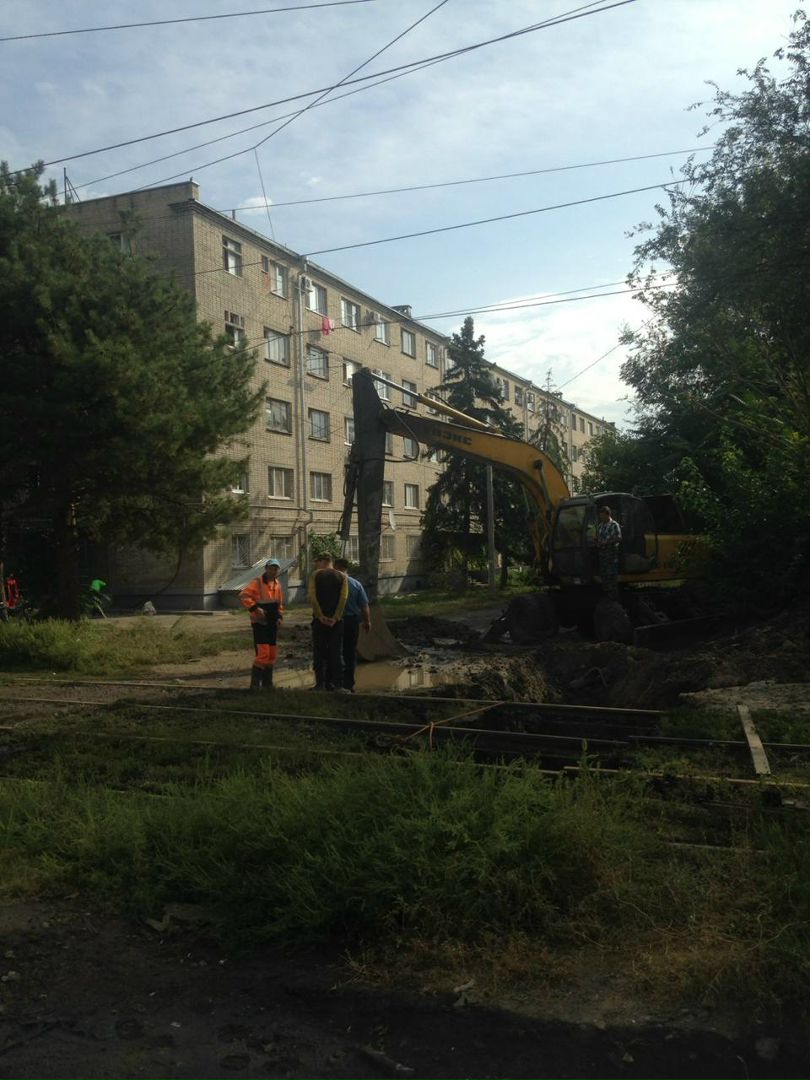 В Таганроге на ул.Толбухина рядом с трамвайными рельсами обрушился коллектор, «двойка» не ходит