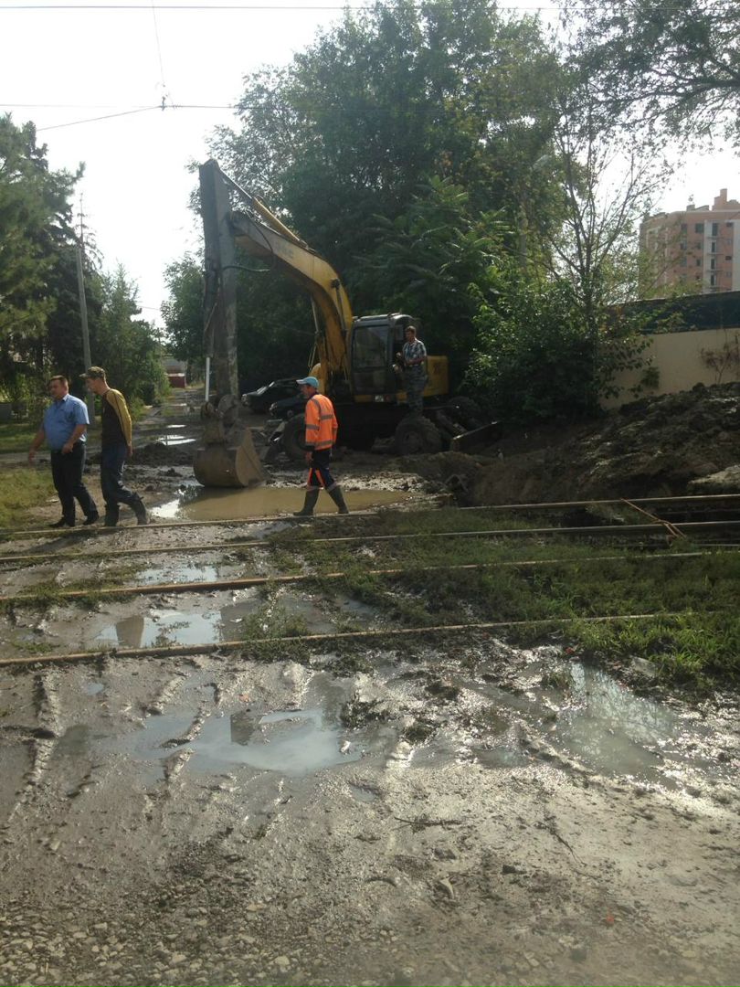 В Таганроге на ул.Толбухина рядом с трамвайными рельсами обрушился коллектор, «двойка» не ходит