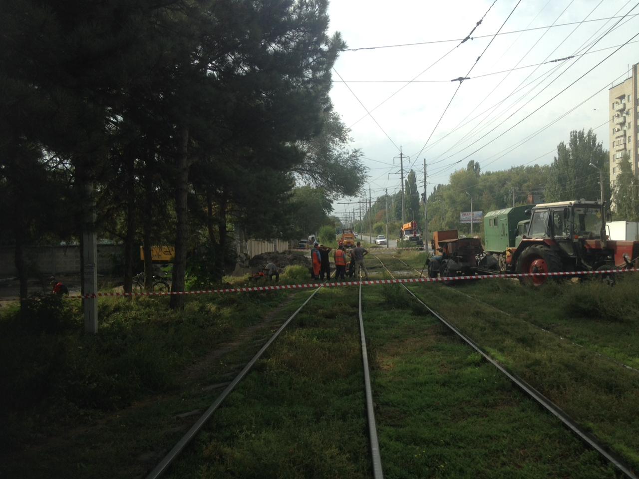 В Таганроге на ул.Толбухина рядом с трамвайными рельсами обрушился коллектор, «двойка» не ходит